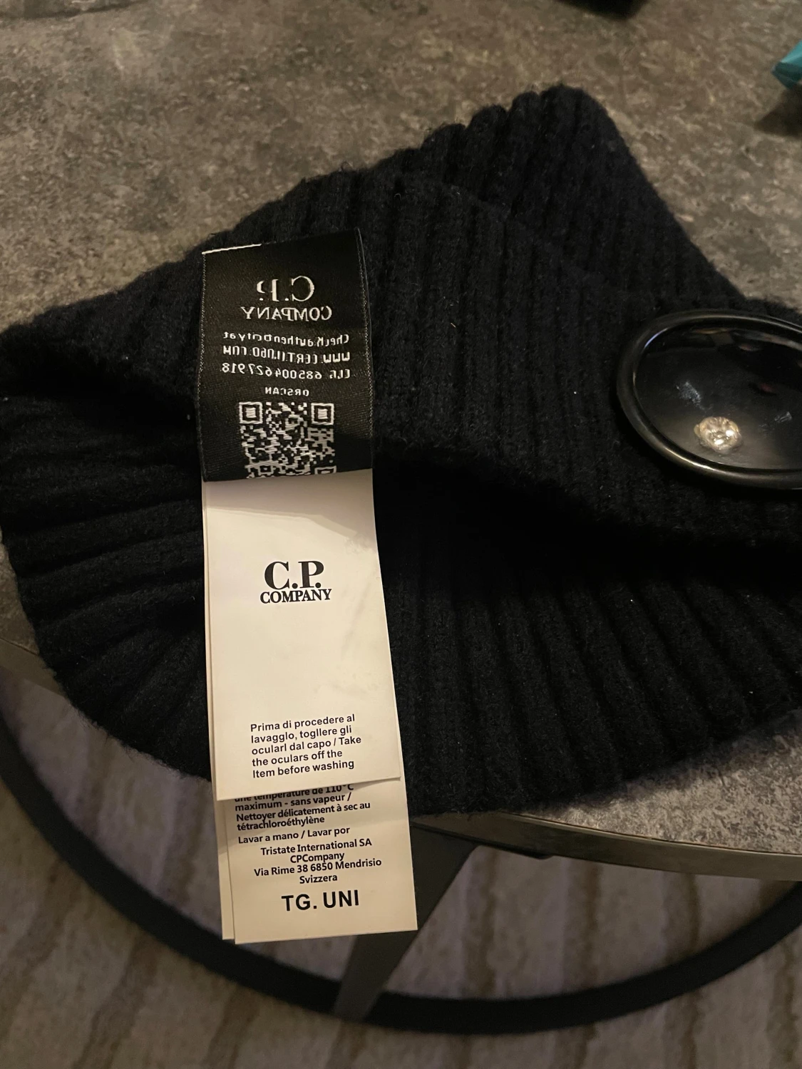 Svart ribbad mössa från C.P. Company - 1