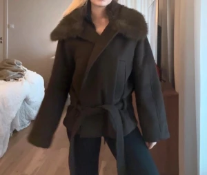  kappa med fuskpäls - Storlek m, nypris 999kr