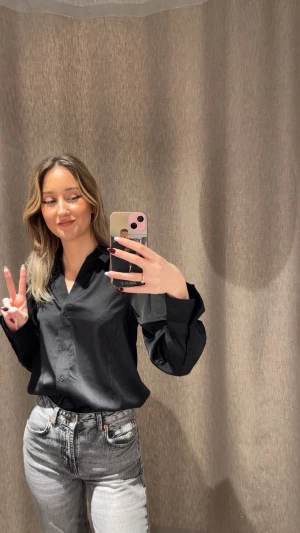 Svart  skjorta från Gina Tricot - Stilren svart sidenskjorta, storlek S från Gina Tricot