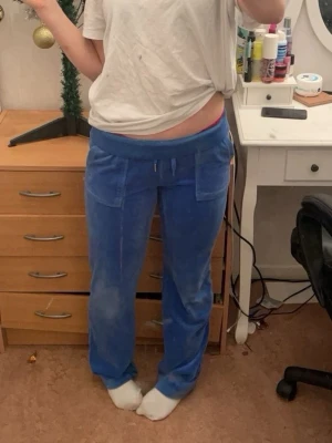 Blå juicy byxor - Säljer ett par blå juicy byxor, snöret sitter ej i men de finns, en av metall grejerna på snöret är också borta. ❤️