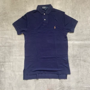 Mörkblå pike från Polo Ralph Lauren  - Jag Säljer en fet pike från Polo Ralph Lauren| skicket på tröjan är bra 8/10 | storlek S | ny pris 2000: mitt pris är 349 | skriv vid frågor och funderingar       