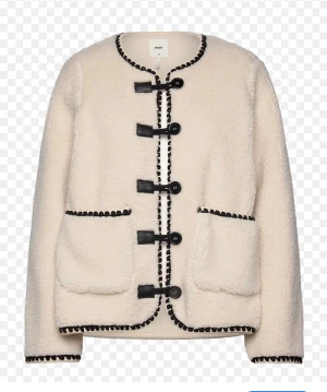 Vit teddyjacka från Object - Säljer en krämvit teddyjacka från Object. Perfekt för dig som vill ha en trendig och bekväm look. Helt oanvänd. säljer för att jag inte får någon användning pga att jag har massa andra jackor💕 köpte för 1350 men säljer för 550