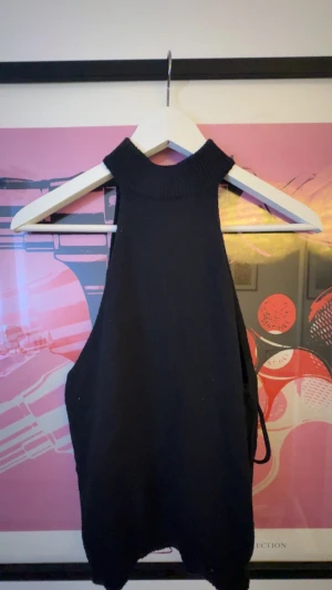 Snygg  svart festblus - Jättefin tröja som knappast är använd. lite stickad i materialet. Kommer ifrån Vero moda. Inga defekter.