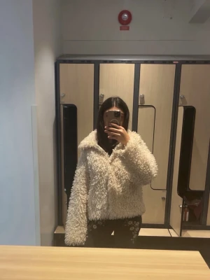 Beige teddyjacka med fluffig look - Säljer en söt beige teddyjacka med fluffig och mysig känsla. Jackan har en oversized passform och långa ärmar, perfekt för att hålla värmen under höst och vinter. Nypris 800kr❤️ 