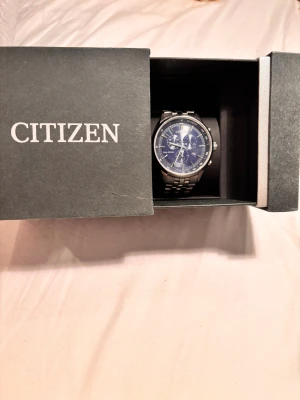 Citizen Eco Drive Klocka - Säljer en elegant klocka från märket citizen använd väll, men som i nyskick. Det medföljer 3 länkar i en påsa vid behov av förlängning, samt original boxen 🤗den har massor olika ur, Tim,minut och sekund visare såklart men även en timer ⏱️ funktion vilket kan vara användbart då och då, kontakta vid mer frågor eller intresse 👋🏼