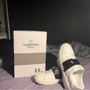 Valentino rockstud - Hej, säljer dessa Valentino rockstud! Vädligt bra skick och kvalite. Säljer pgd av att jag växt ut de. Hör av er vid eventuella frågor! Säljer pgd av att jag växt ut de! OBS räps)*