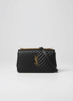 YSL Väska - Snygg svart kuvertväska från Saint Laurent med guldigt YSL-logo framtill och kedjerem. Väskan är quiltad i skinn med ett elegant mönster och har en stilren, rektangulär form. Perfekt för dig som vill ha en lyxig accessoar med ikonisk design.