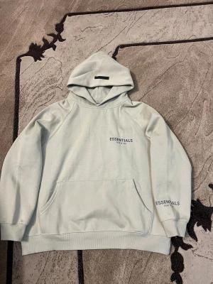 ESSENTIALS hoodie - Hej jag säljer den här fina hoodien som inte passar mig i storlek S/M den är ny ingen användning. Har du några frågor så är det bara att skriva 