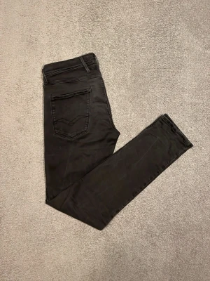 Replay Anbass Hyperflex-32 - Svarta Replay Anbass jeans med slim passform, snygga detaljer som Replay-logga på fickan och bakficka med broderad V-form. Hyperflexmaterial så sjukt sköna att bära. Använda en del men är i mycket gott skick bortsett från lite slitage i skrevet, bild kan fixas!          Skriv om frågor🙋                                                        Pris går att diskuteras!💸