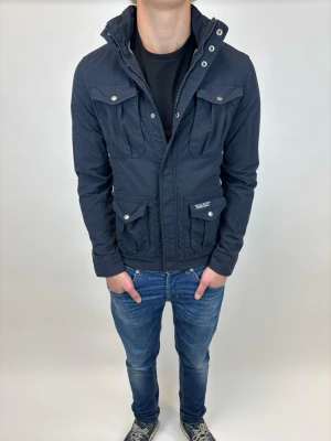 Woolrich Jacka  - Hej! Säljer nu denna väldigt snygga och eftertraktade Woolrich Fieldjacka! Jackan är slutsåld överallt och går inte att få tag på… jackan är perfekt nu till vintern, Storlek S Ny pris: 6000 kr Säljs för: 1499 kr