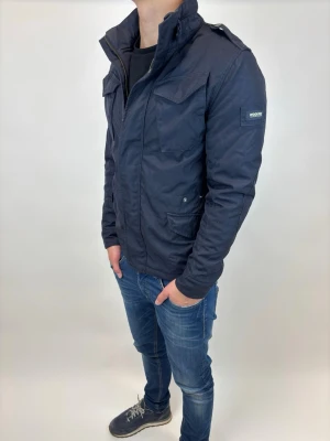 Woolrich Jacka  - Hej! Säljer nu denna väldigt snygga och eftertraktade Woolrich Fieldjacka! Jackan är slutsåld överallt och går inte att få tag på… jackan är perfekt nu till vintern, Storlek S Ny pris: 6000 kr Säljs för: 1499 kr