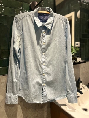 Replay skjorta ljusblå (exklusiv)  - Exklusiv replay skjorta som är stilren! Skick 8/10🙂 Pris kan diskuteras vid en snabb affär! Obs det står att den är XL men sitter som en L! Skick ett dm vid minsta lilla fråga!