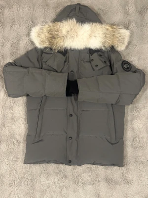 Canada goose whyndham black label grå - Storlek s.  Kvitto, dustbag, päls ingår! Hör av er vid intresse. Allt fraktas samma dag👍🤝