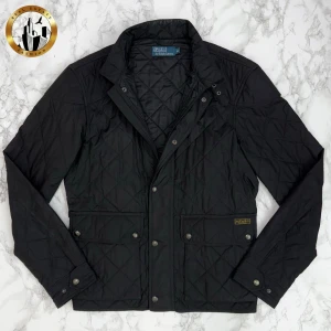 Ralph Lauren Jacka M - Svart Ralph Lauren jacka i storlek M i nästintill nyskick. Tveka inte på att höra av dig för fler frågor eller vid minsta fundering! Skick: 9,5/10