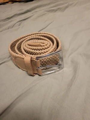 Ljusbrunt bälte - Jag säljer ett ljusbrunt bälte som är i väldigt bra skick ingeg ör sönder ser ut somm ett helt nytt bälte