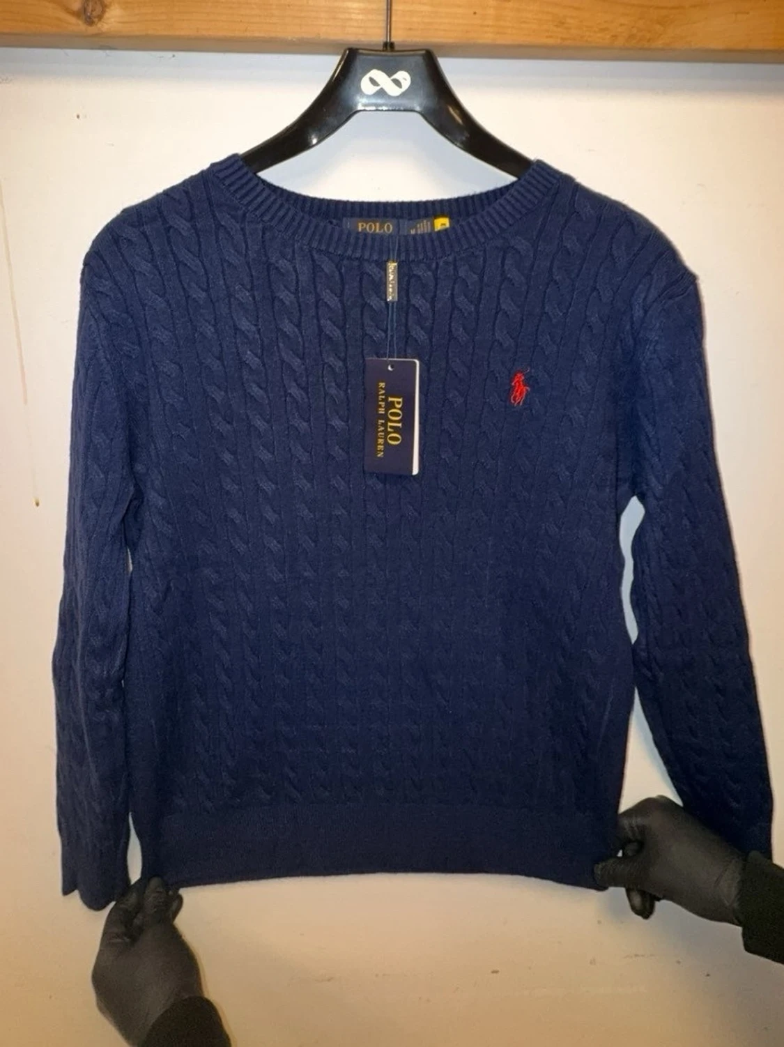 Mörkblå kabelstickad tröja