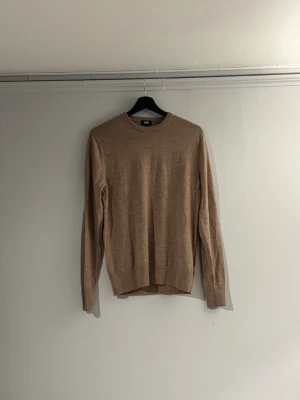 Beige merinoull tröja från Uniqlo - En stilren merinoulltröja från Uniqlo i storlek S. Använd 2 gånger skicket är helt nytt, hör av er vid fler frågor eller funderingar. Mvh