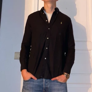 Svart skjorta från Ralph Lauren  - Svart skjorta från Ralph Lauren i storlek M. Fint skick till ett bra pris. Nypris: 1995kr. Mitt pris: 349kr. Vid frågor eller funderingar, tveka inte att höra av dig.
