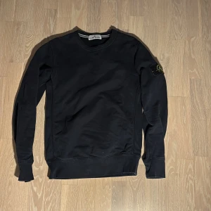 Mörkblå sweatshirt från Stone Island - Fråga på vid minsta undring👍