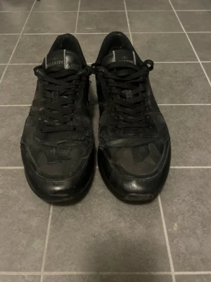 Valentino Rockrunner svarta sneakers - Tjena! Säljer ett par svarta Valentino rockrunners i storleken 44. Ett par mycket eftertraktade skor nu till vintern.  Skorna har slitage innersida häl men inget som märks på utsidan av skon. Priset är inte hugget i stenen så kom dm vid frågor eller funderingar! 
