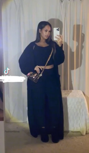 Living So Cozy 3 Piece Legging Set - Black - Säljer detta helt nya set i otroligt mjukt och skönt material. Koftan är för lång på mig och skulle nog passa någon som är minst 172cm-175cm och längre. Byxorna är kortare i modellen och slutar cirka 20cm från hälen på mig som är 168cm. Köpt för 774kr + tull. Perfekt att ha på sig på kalla dagar.  Linne, leggings och lång kofta med fickor. Säljs endast som set.