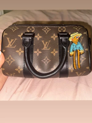 louis vuitton väska  - Säljer denna väska eftersom det kommer inte till användning den Är‼️ Äkta‼️ Dock har jag ingen kvitto eftersom jag fick den som present för flera år sen och den har lite skada köptes för 35 tusen på fashion week i Paris säljer den för 3000kr nu jag vill bara få bort den.. Kan skicka mer bilder de bara att fråga.