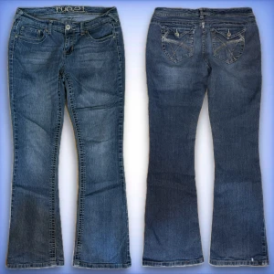 Bootcut jeans Rue21 - Snygga lågmidjade, bootcut jeans från Rue21, i ett fint skick! Innerbenslängd: 77cm💙 midjemått tvärs över: 38,5cm💙