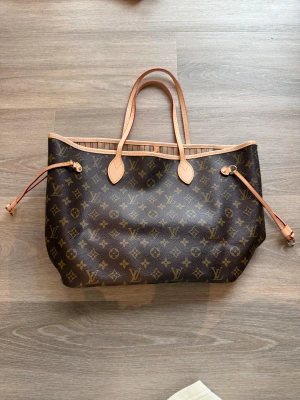 Monogram handväska - Jättesnygg och rymlig handväska. Aldrig använd. Skriv för frågor❤️