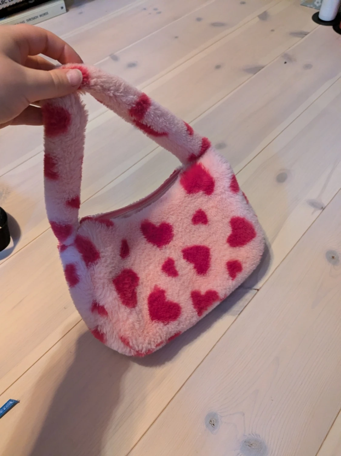 Fluffig axelväska med hjärtan  - 1