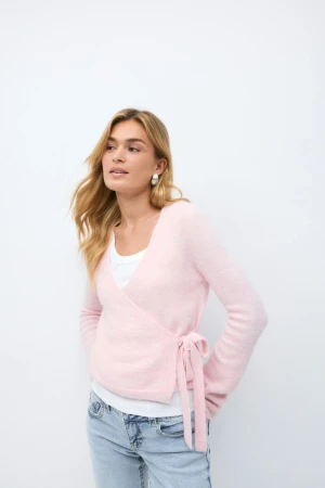 Wrap cardigan Ginatricot - Säljer denna fina rosa koftan med v ringning. Säljs inte längre på deras hemsida. Original pris 399kr I storlek XS ifrån ginatricot 💗