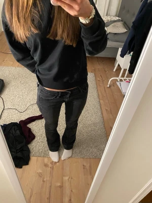 Svarta bootcut jeans  - Svarta lågmidjade bootcut jeans, är lite sliten vid vänster knäveck men det är inget som syns. Hittar inte storleken men passar på mig som brukar ha xs/s i jeans och är 168cm💗