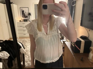 Blus från Neo Noir - Jättesöt blus från Neo Noir, något genomskinlig (se bilder) men supersöt och passar till både vardags och mer uppklädda tillfällen!
