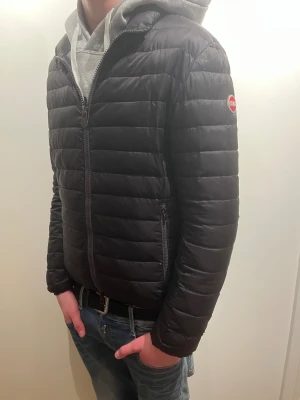 Colmar Jacka  - Nu säljer vi en eftertraktad jacka i märket colmar! Skick: 8,5/10! 🌟Jackan är i storleken S, men kan även passa i storleken M! Hör gärna av dig!🤩