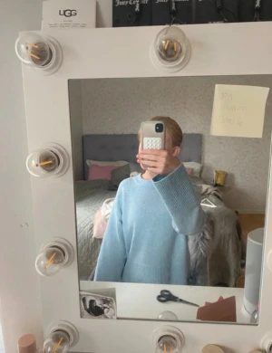 Ljusblå stickad tröja från Gina Tricot - Supermysig ljusblå stickad tröja från Gina Tricot med bred ribbad kant vid nederdel och ärmslut. Rund halsringning och långärmad modell som är lite loose fit. Perfekt för dig som gillar chill och enkel stil.