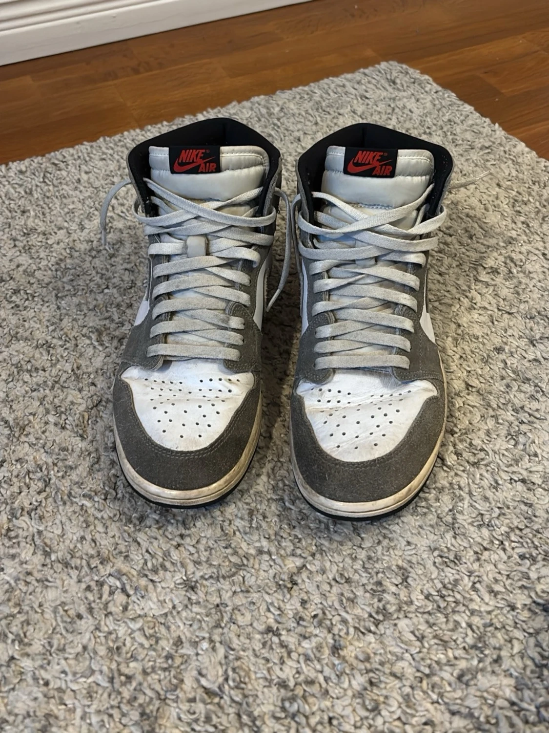 Nike Air Jordan 1 grå och vita sneakers