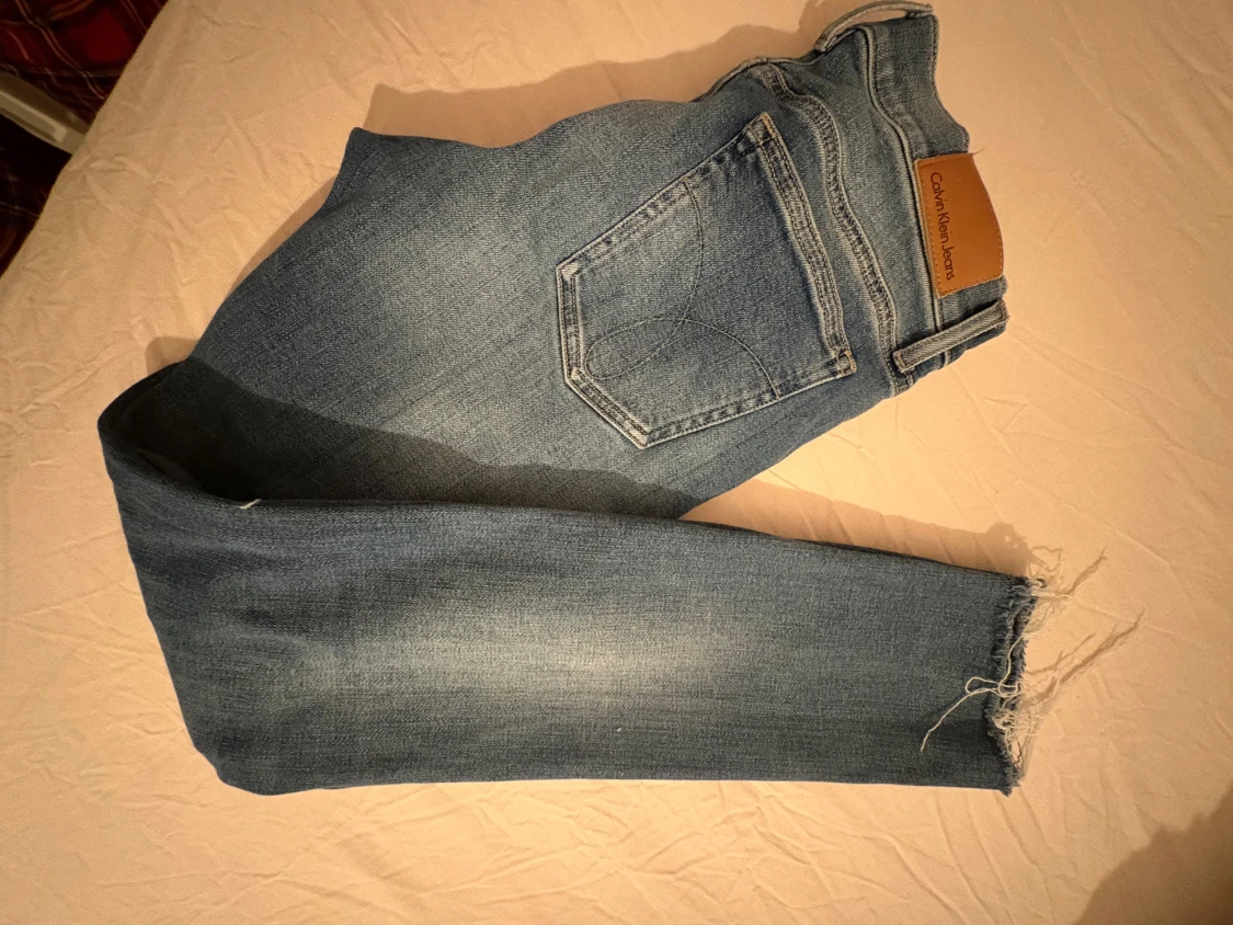 Blå Calvin Klein jeans med slitningar - 6
