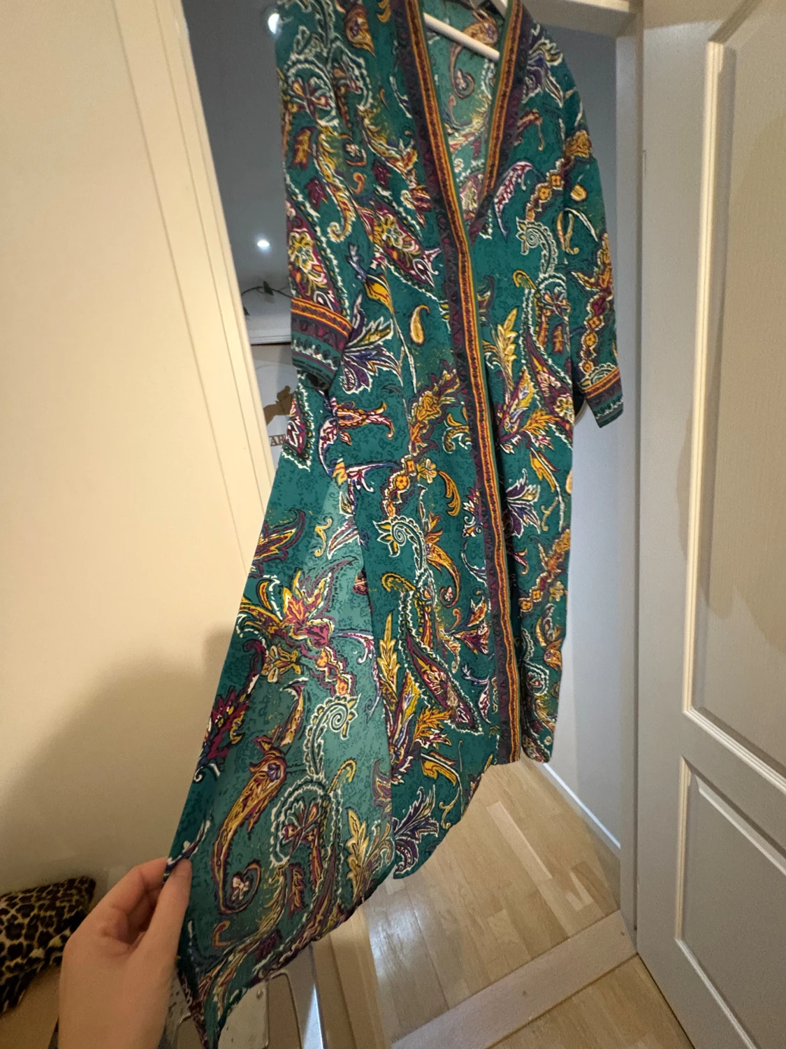 Grön lång kappa med paisleymönster - 1