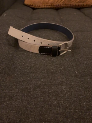 Our legacy bälte i häst hår - Säljer ett gammalt häst hår skärp från Our legacy som har slutat producerats. Nypris på liknande varor ligger på 2000. Gör av er vid några frågor!