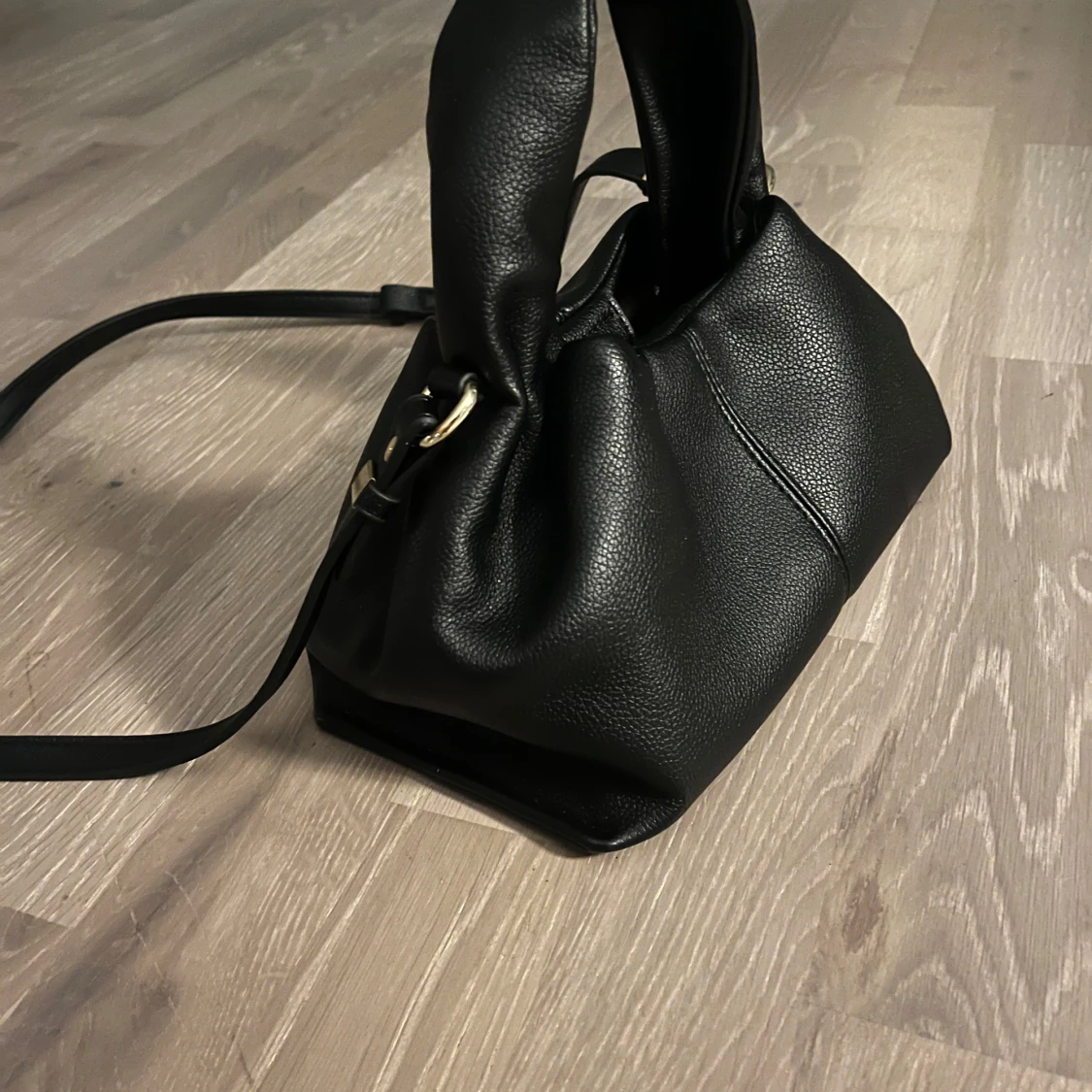 Svart axelväska i skinn med gulddetaljer - 1