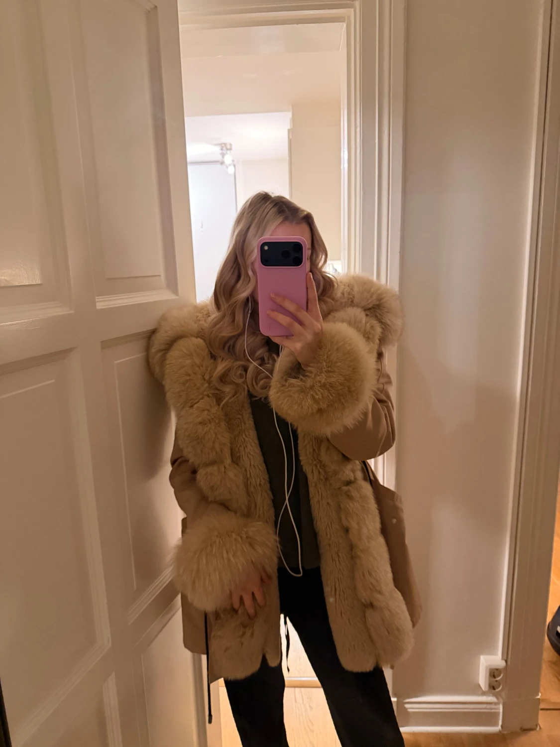 Beige pälsjacka med fluffig huva - 2