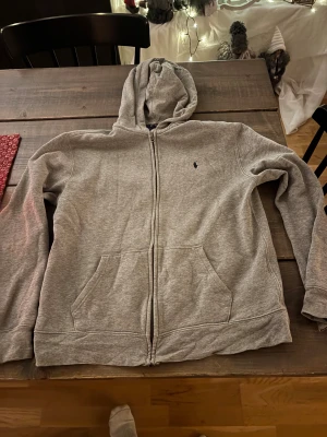 Huv tröja Ralph lauren - Fin huv tröja. Knappt använd kommer från djur och rökfritt hem. Stilren tröja 