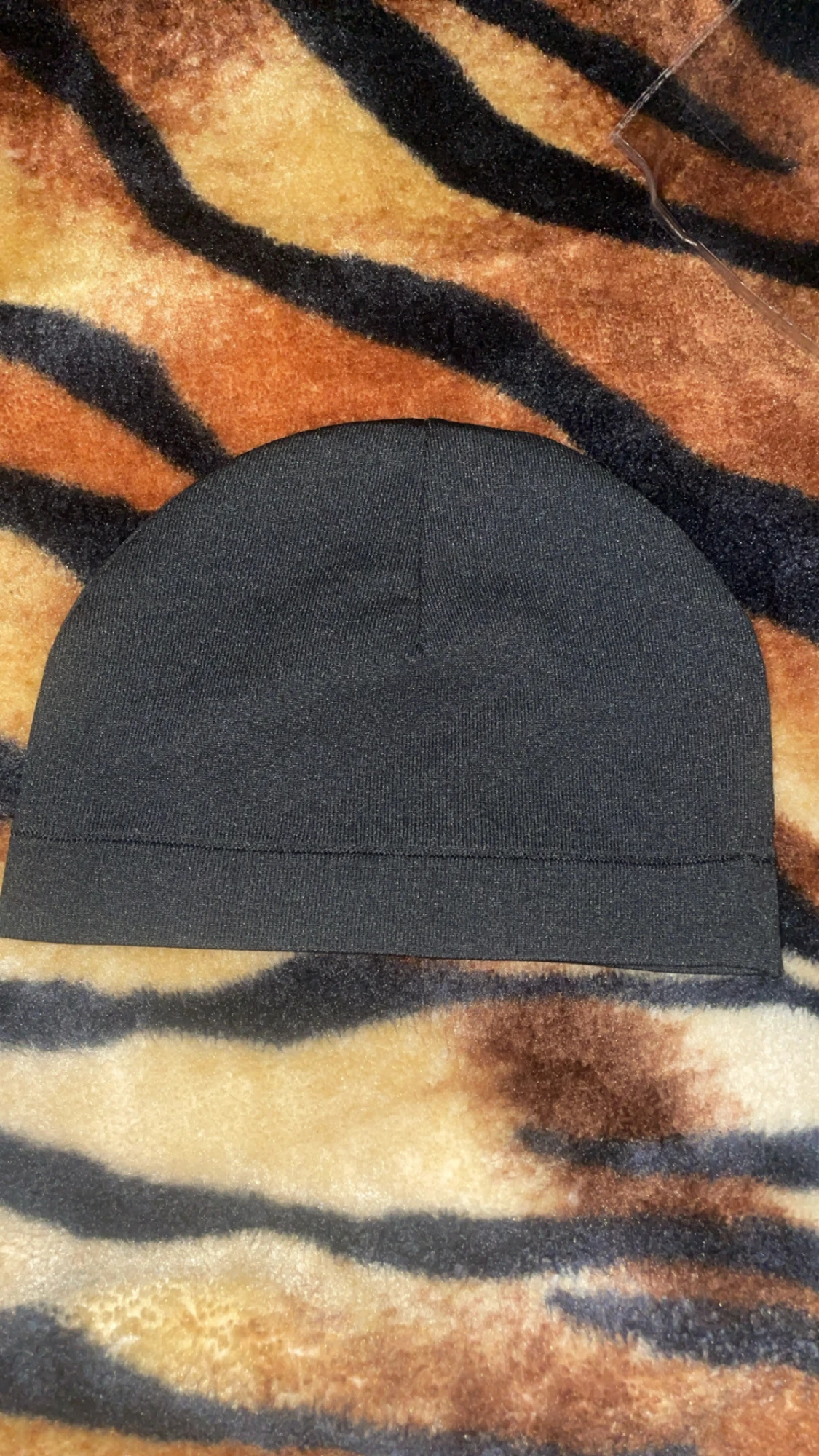 Svart och vit satinmössa från Satyn - 1