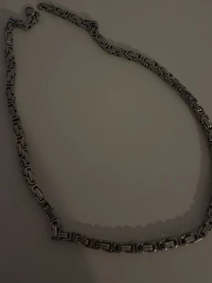 Halsband  -  Säljer armband, halsband sätt jättefin och knappt använd. Har använt runt tre fyra gånger annars Är den fin