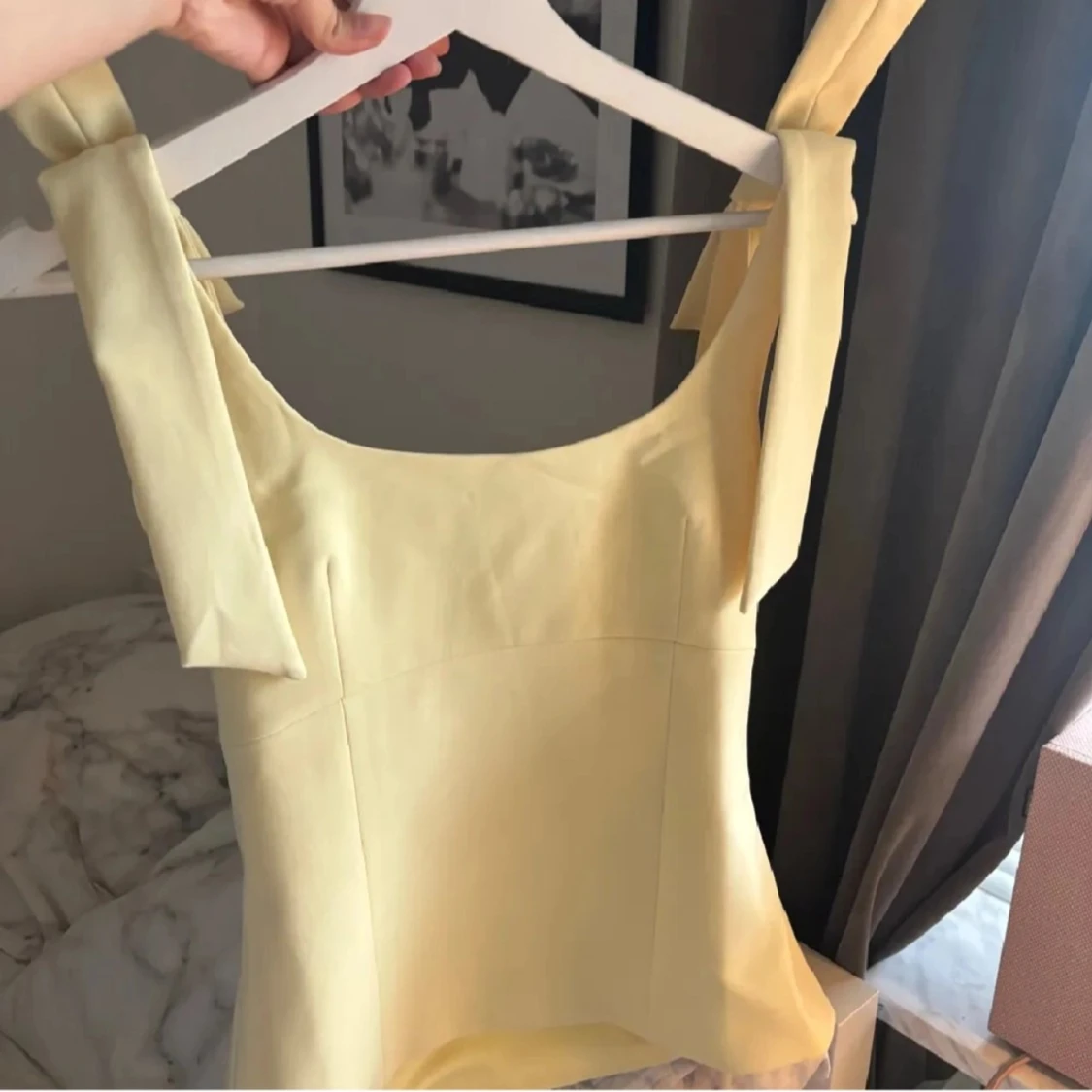 Gul korsettopp med breda axelband - 1