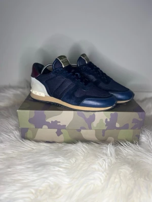 Valentino rockrunners  - Rockrunners !! | Säljer dessa supersnygga valentino rockrunners💫 | Skorna är i strl 42 med ett sulmått på 27cm| Skorna är 9,3/10 skick och sparsamt använda förutom lite skada innuti skon vid hälen🌟| orginal box medföljer! | Nypris - ca 5000  sek | Pris kan diskuteras vid snabb affär!! 💸 | För flera bilder eller frågor så är det bara att kontakta mig, skriv gärna till mig innan ni köper!📩