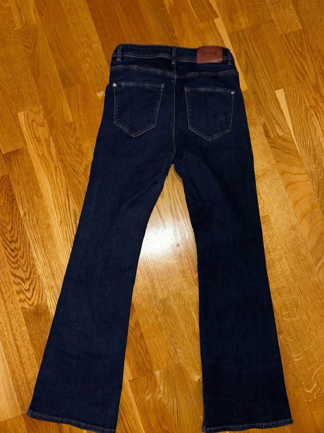 Bootcut jeans i mörkblå från ONLY