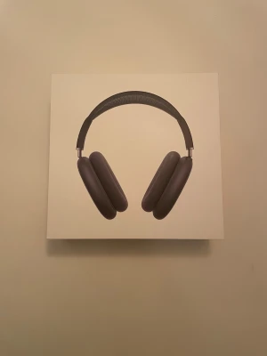 AirPods Max Midnight - Säljer ett par helt oanvända AirPods Max i färgen Midnight. De kommer i originalboxen, med allt som följde med från start. Kvitto finns och Apple-garantin gäller ända till 19 april 2026  	•	Helt oanvända – aldrig burits 	•	Originalbox + alla tillbehör 	•	Äkta, med kvitto 	•	Apple garanti till 19 april 2026 	•	Perfekt skick  Detta är precis som att köpa dem nya, fast billigare.👍 Pris: 4199 kr