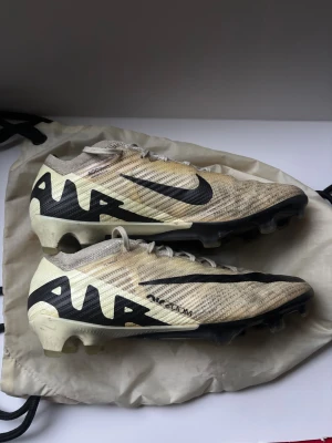 Nike mercurial Vapor 15  - Snygga och sköna Nike fotbollsskor. Använda både på gräs och konstgräs 