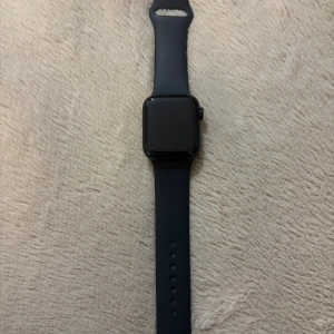 Apple Watch SE 2 - Garanti Kvar - Nyskick Inga skador eller repor 40 mm Kartong med laddare och tillbehör finns  Garanti till 2026-07-06