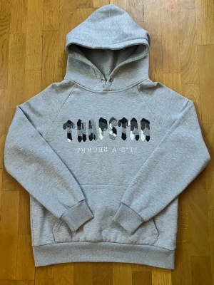 Trapstar hoodie  - Snygg trapstar hoodie färg grå storlek Small priset är inte satt i sten alltså de går att pruta ner det, bara att höra av er vid frågor 